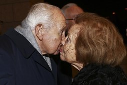 Mário Soares beija a mulher, Maria Barroso, na cerimónia de lançamento do seu livro 'Cartas e Intervenções Políticas no Exílio' (2014)