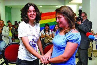 318 casais gay por ano 