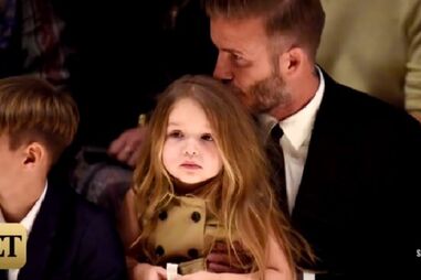 Harper Beckham no desfile da Burberry