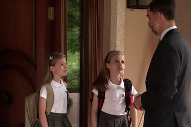 Felipe e Letizia carinhosos com as filhas