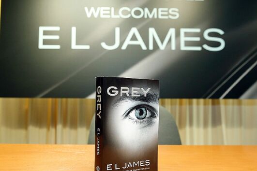 Novo livro de ’50 Sombras de Grey’ à venda