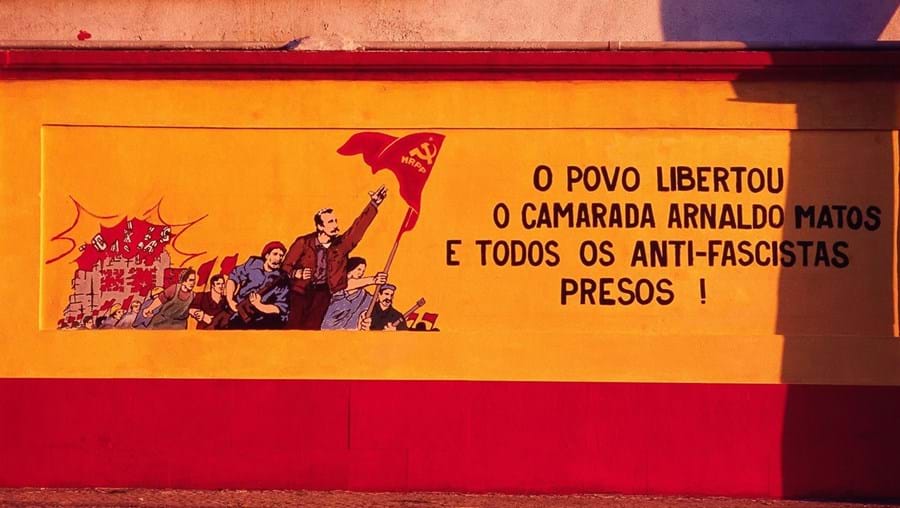 Mural celebra saída da cadeia de Arnaldo Matos, secretário-geral do MRPP em 1975