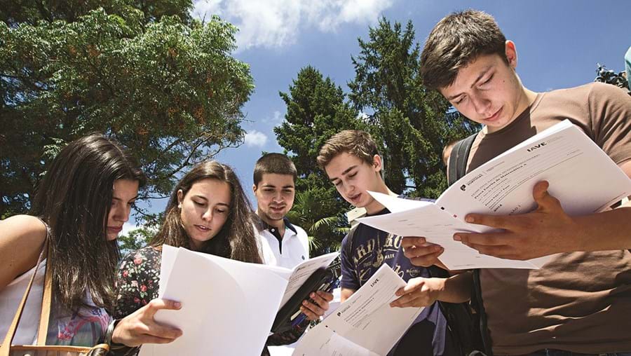 Mais de 260 mil alunos por todo o País começam hoje a fazer exames nacionais