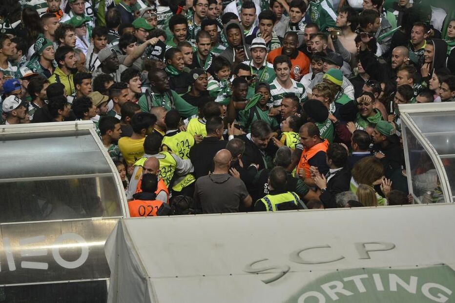 01-06-2015_00_03_03 adeptos invadem campo.JPG