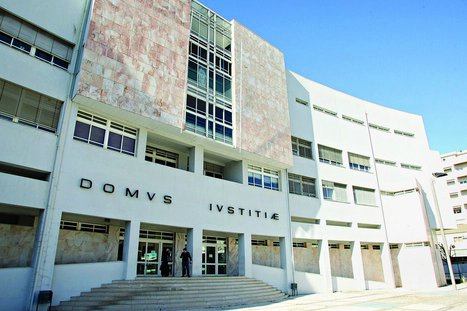 Ataca à sacholada por causa de água 