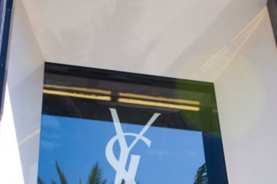 Yves Saint Laurent, publicidade, Elle, UK, ASA