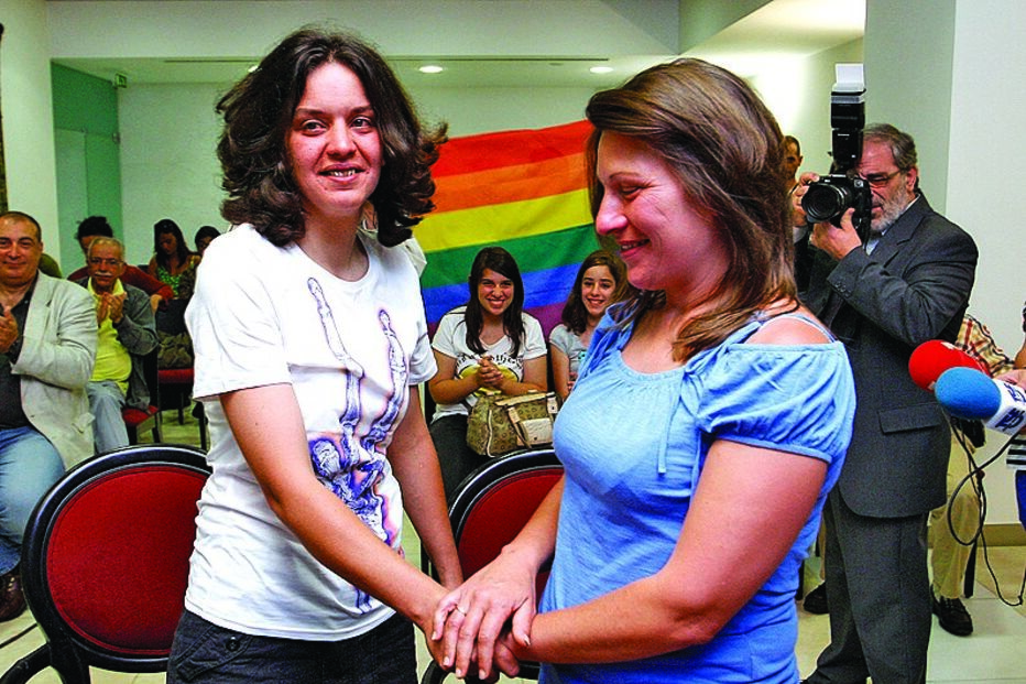 318 casais gay por ano 