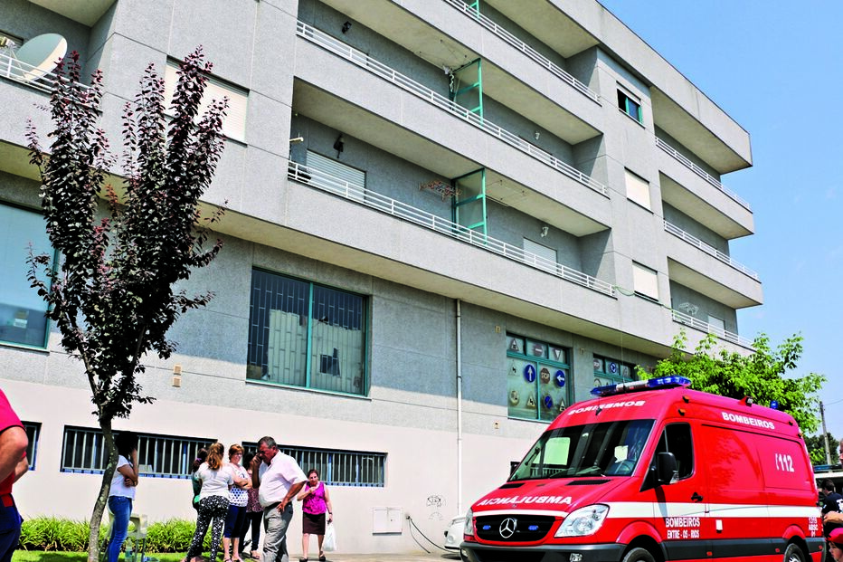Morre após cair de uma varanda 