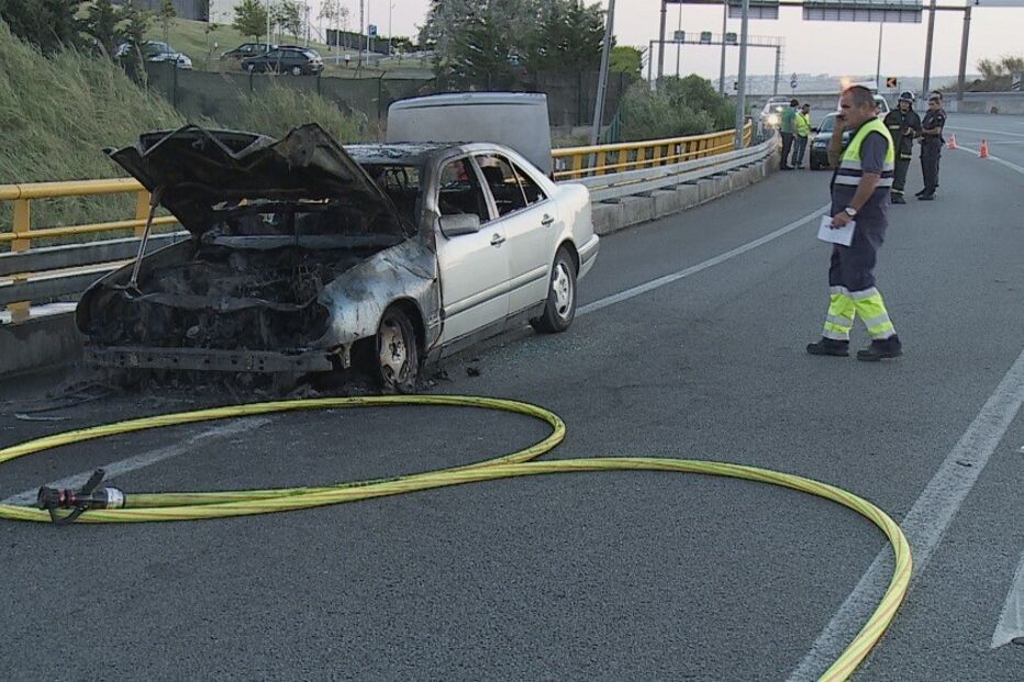 Carro, carbonizado, eixo norte sul