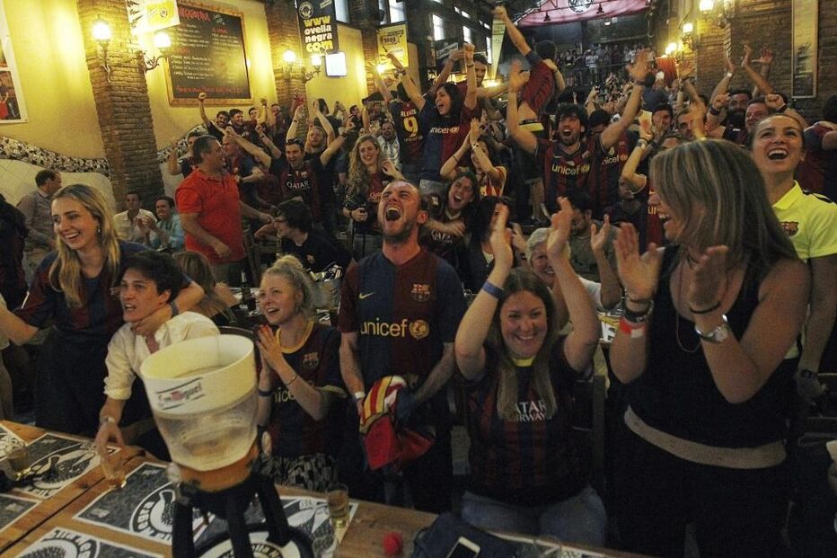 07-06-2015_00_18_44 Adeptos num bar em barcelona epa.JPG