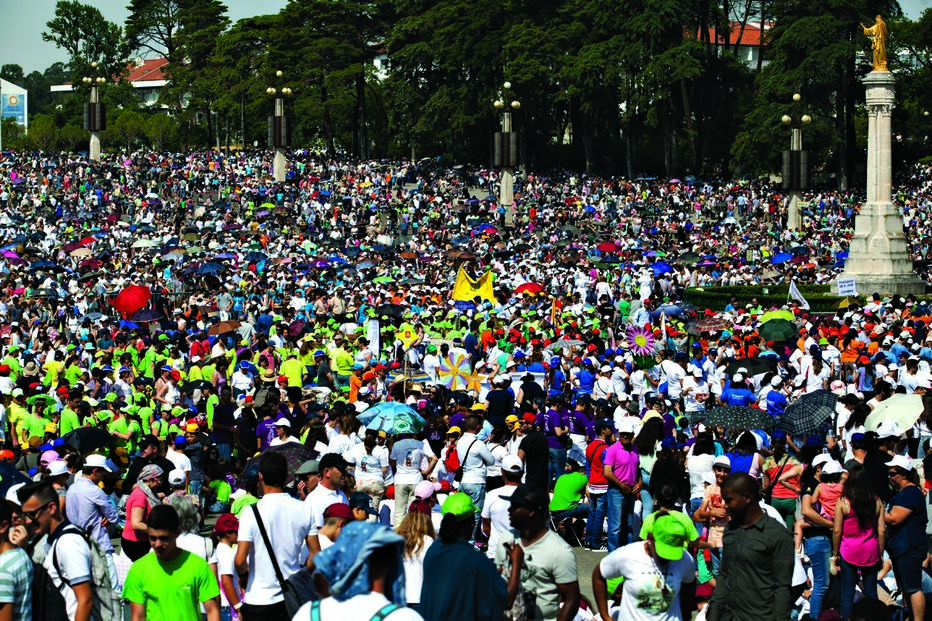 Crianças levam flores a Fátima 