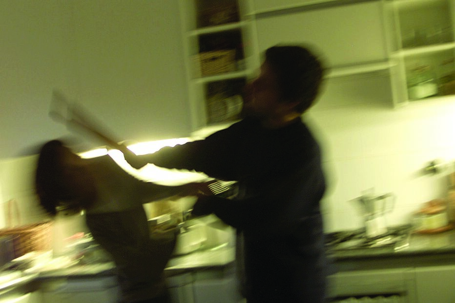 Agride e sequestra a mulher em casa 