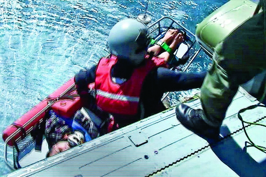 Pescador ferido salvo em rochedo 
