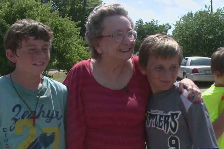 Idosa, relva, cortam