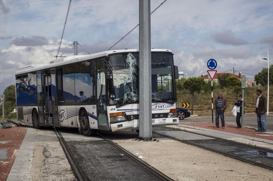 Autocarro, metro, monte da caparica, acidente