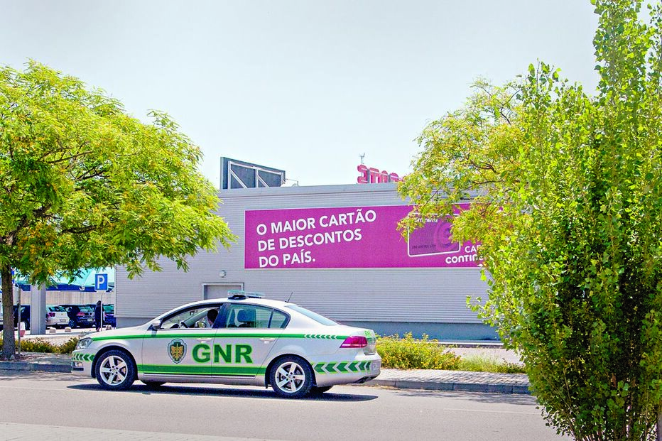 Gang de metralhadora aterroriza 13 vítimas 