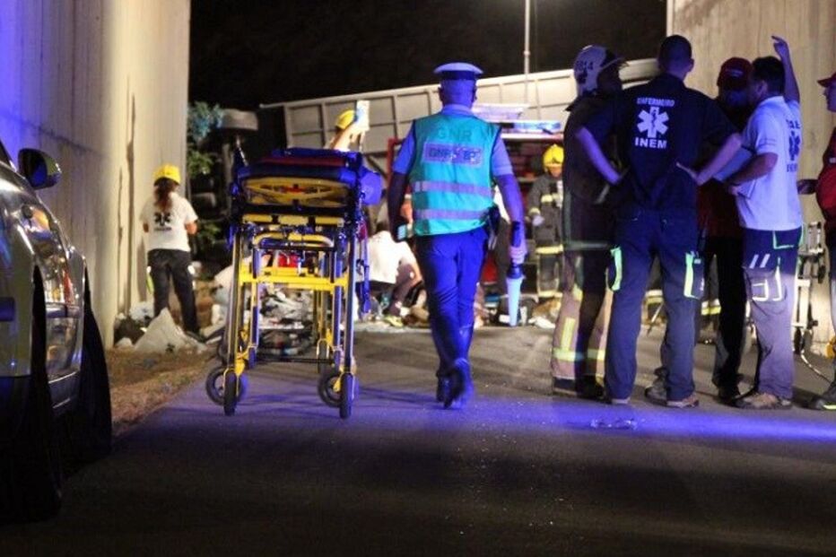 acidente, autocarro, despiste, albufeira, algarve