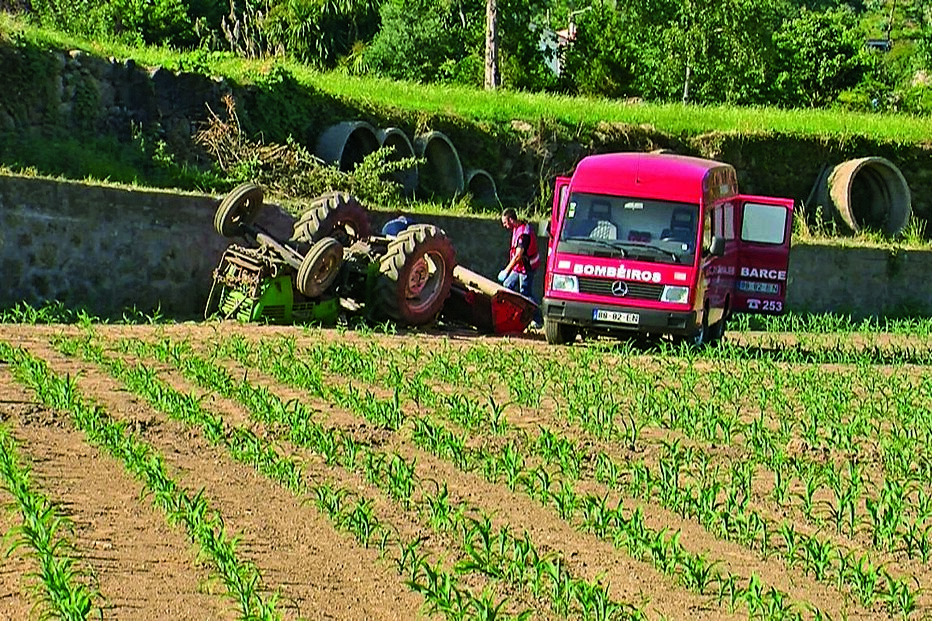 Morre esmagado por um trator 