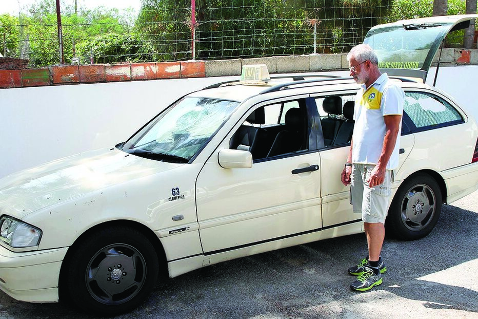 Táxi destruído por grupo inglês 