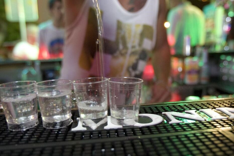 Álcool, menores, bares, noite, shots, bebidas