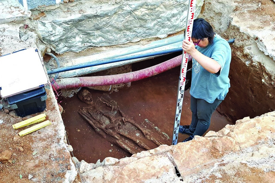Dois esqueletos enterrados na rua 