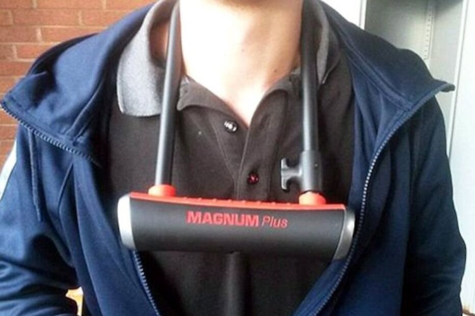 jovem, cadeado, pescoço, britânico