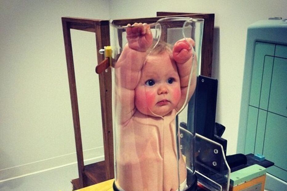 bebé, polémica, tubo, imobilizado, viral