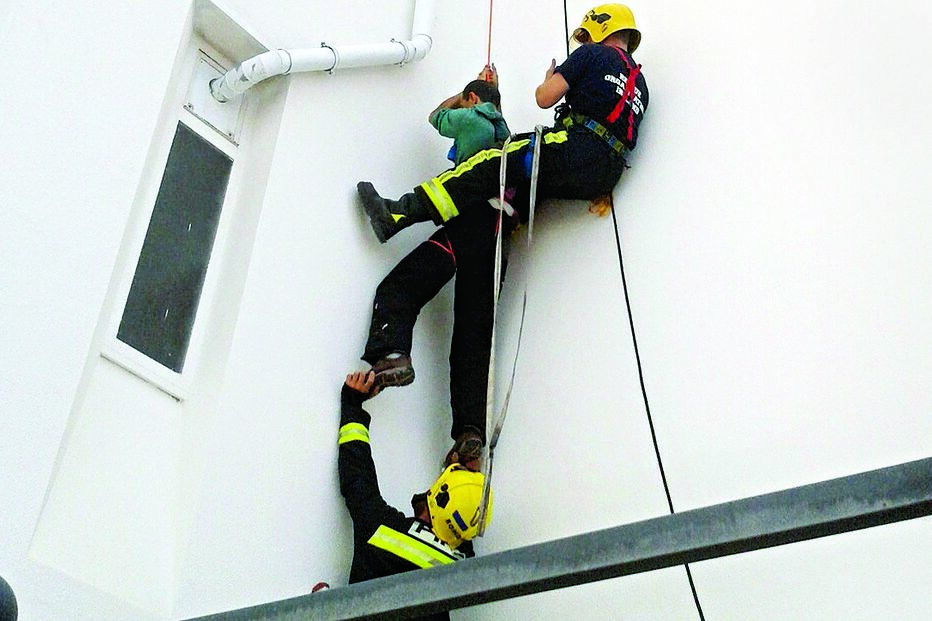 Fica pendurado  a 10 m de altura 