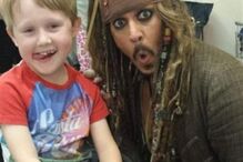 Johnny Depp, hospital, criança, Jack Sparrow, Piratas das Caraíbas