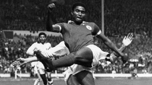 Eusébio  nasceu a 25  de janeiro na moçambicana Lourenço Marques, atual Maputo. Foi eleito o melhor jogador do Mundo em 1965 e conquistou duas Botas de Ouro