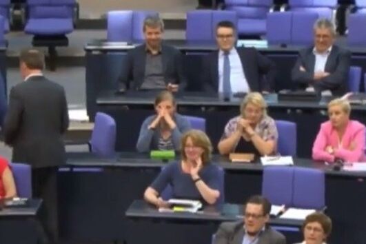 Merkel expulsa do parlamento