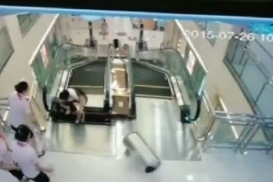 Morre em escadas rolantes