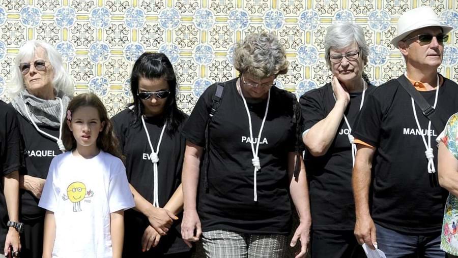 Cerca de 100 pessoas com doença mental e familiares concentraram-se de corda ao pescoço frente à ARS/Norte, no Porto