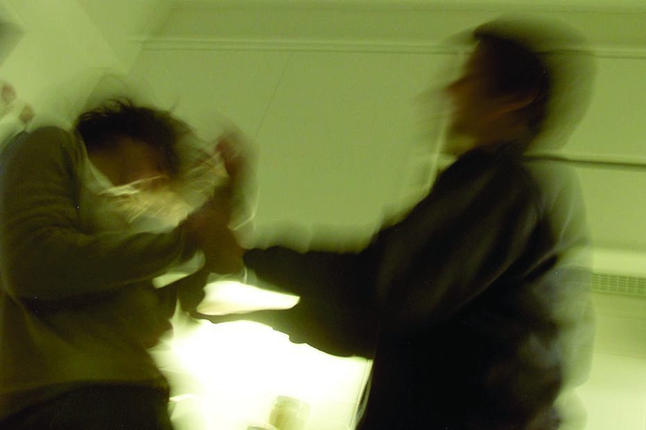 Espanca mulher e agride polícias 