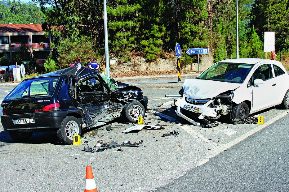 Choque frontal mata mulher 