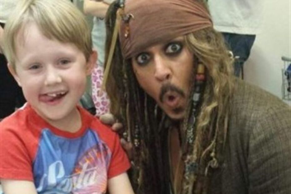 Johnny Depp, hospital, criança, Jack Sparrow, Piratas das Caraíbas