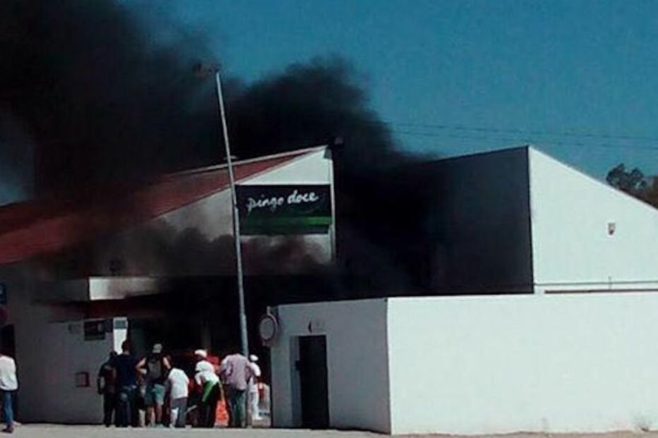 Pingo Doce, Évora, incêndio, chamas, evacuar, espaço