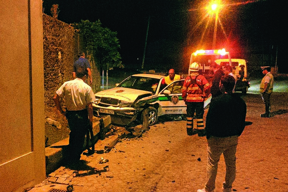 GNR destrói carro num cruzamento 