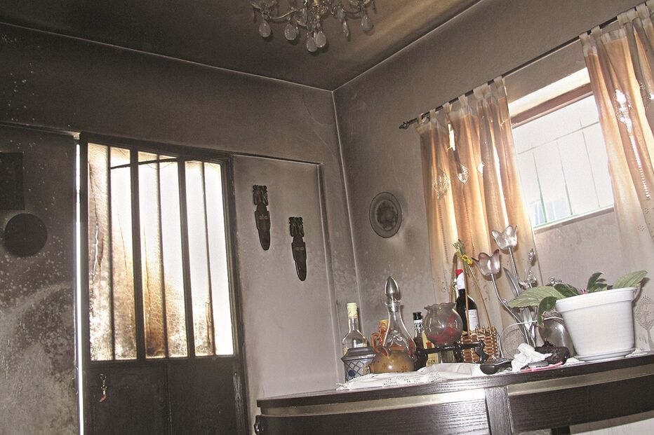 Queima casa dos pais com gasolina 