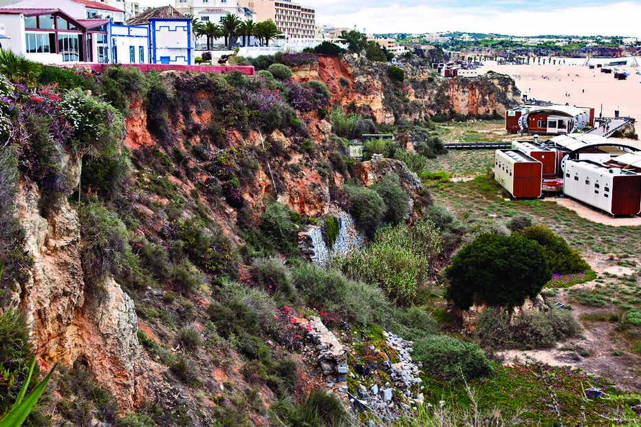 Queda de falésia em noite de festa 