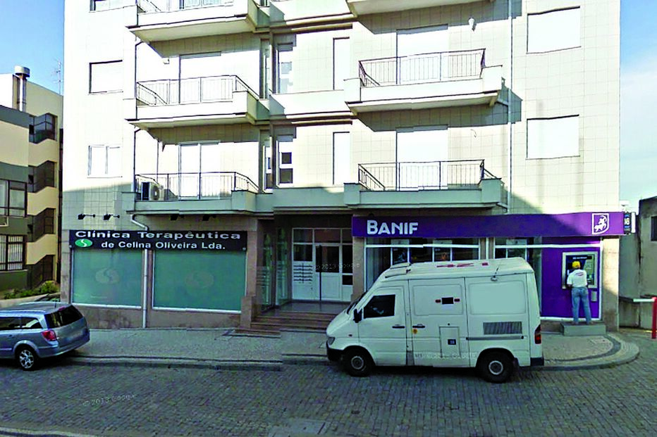 Bancário desvia 		e gasta 700 mil € 