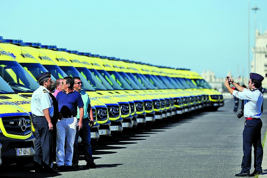 INEM entrega chaves de 36 novas viaturas 