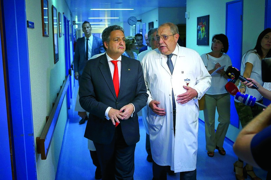 Tratar hepatite poupa milhões 