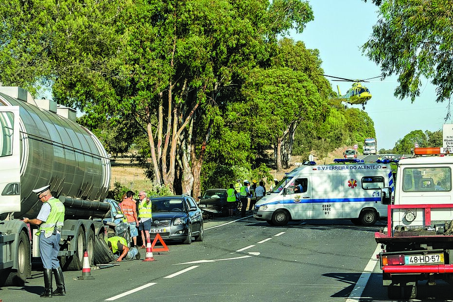 Colisão aparatosa faz 10 feridos no IC1 