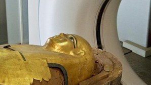 Encontrada múmia coberta com folhas de ouro em poço no Egito
