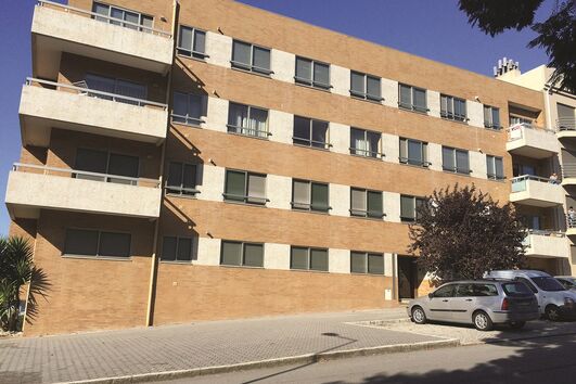 Cai de 2.º andar ao pôr cortinas 