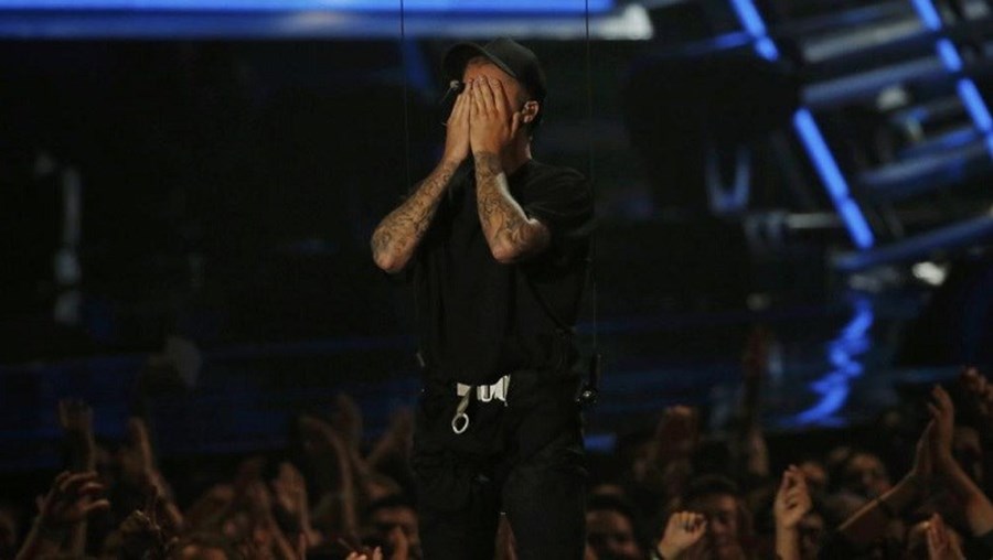 Justin Bieber chora nos MTV Vídeo Music Awards