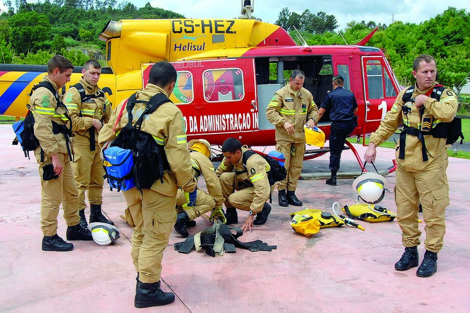 GNR sem botas para incêndios 