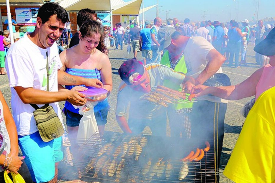 Pescadores oferecem duas toneladas de sardinha 