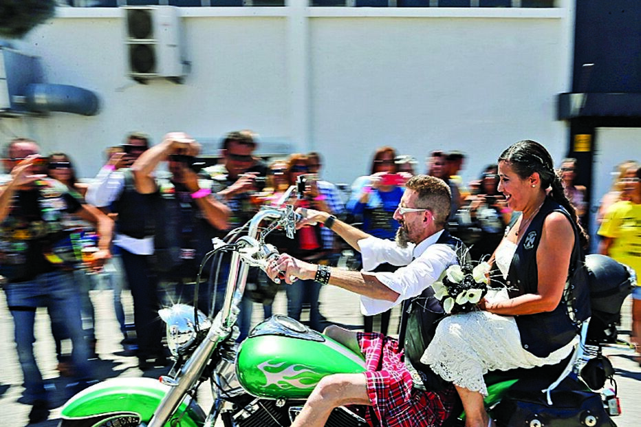 Casam ao som do ‘metal’ 